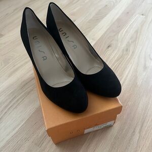 Unisa black fabric pumps size 8 M